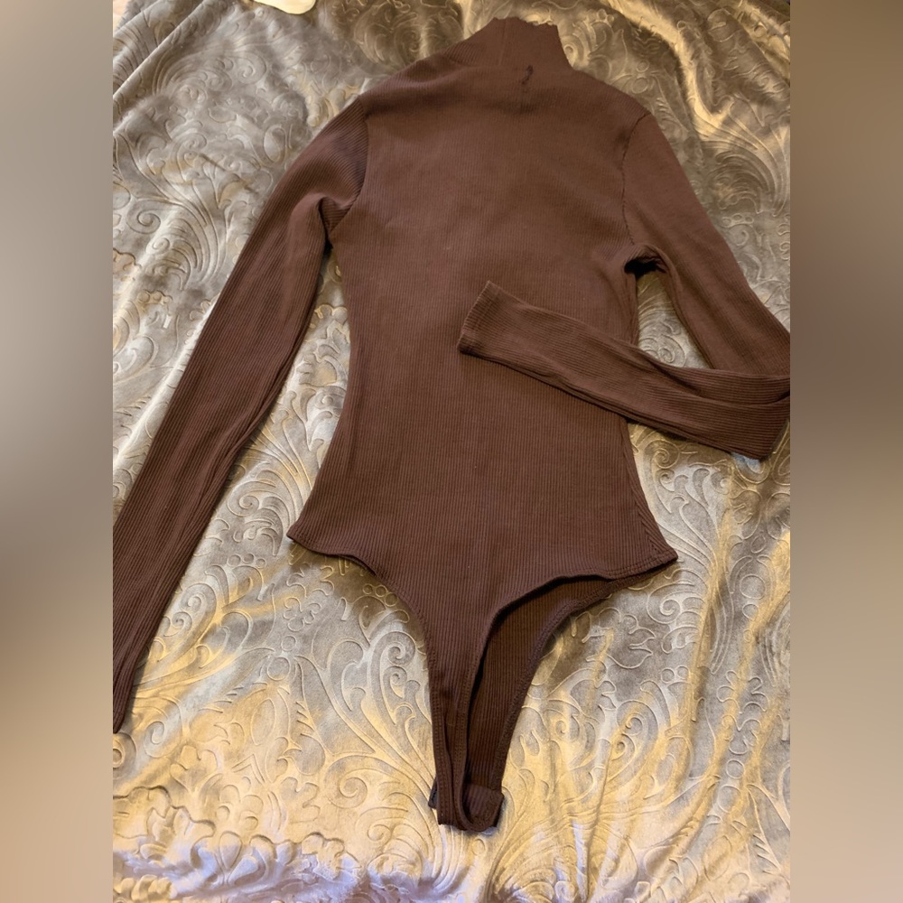 Lulu’s Brown Turtle Neck - Picture 2 of 4